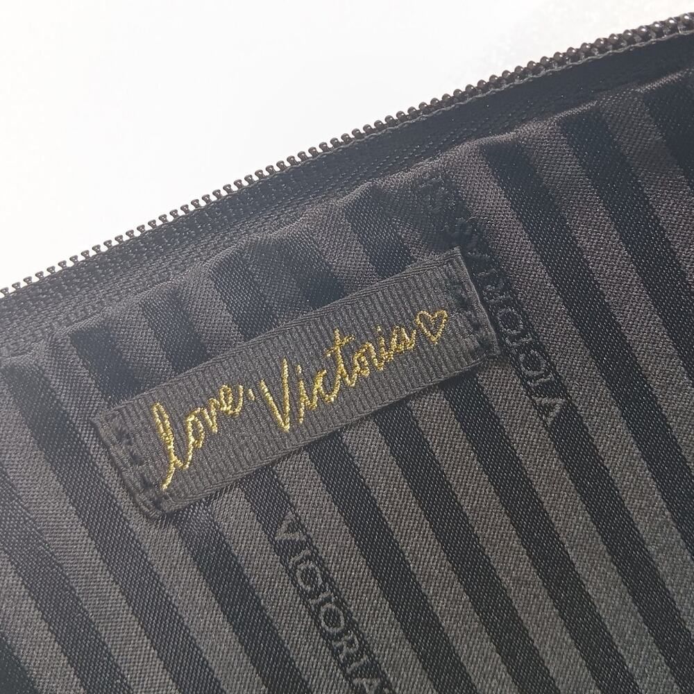 Victoria's Secret Love Victoria Clutch Bag Black Animal Texture Shiny Zipper NEW - Picture 3 of 5